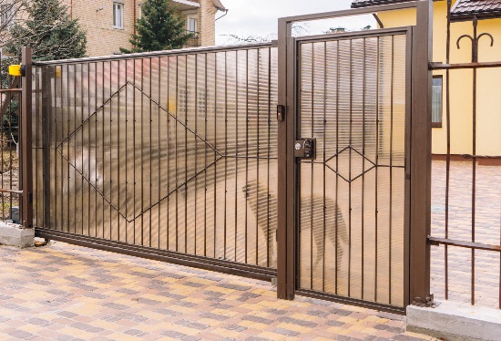 Купить ворота из профлиста с элементами ковки, с металлическими столбами в рамке или под дерево в Урюпинске от 157215 руб